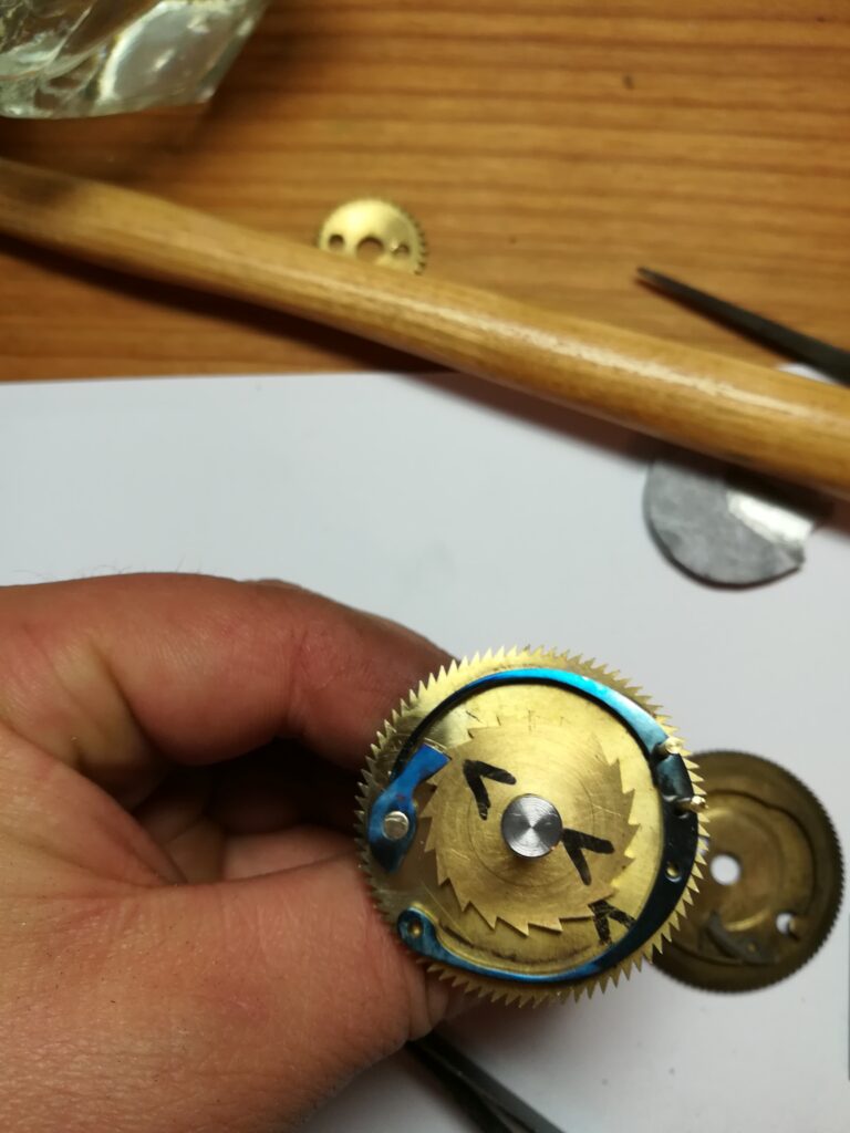 Hand mit Teil einer Uhr